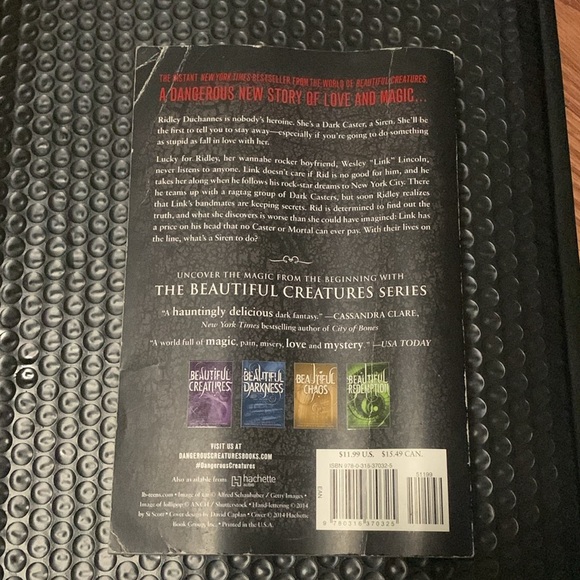 DANGEROUS CREATURES #1 NY TIMES BESTSELLING AUTHORS SOFT COVER BOOK 📕 - Picture 2 of 3